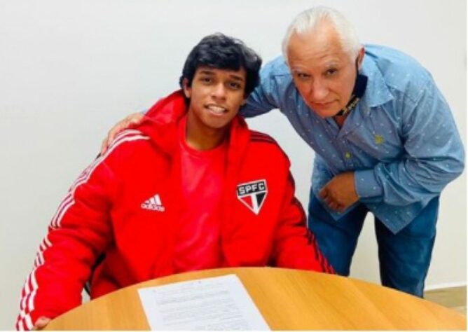 FECHADO - Luizinho, promessa do sub-17 do São Paulo, assinou primeiro contrato profissional com o Tricolor. Antes, o jogador tinha um vínculo amador válido até fevereiro de 2022, segundo o 'Esporte News Mundo'. Ponta-esquerda, o camisa dez da categoria já passou por Santos e Palmeiras na base, antes de chegar ao São Paulo em 2017.