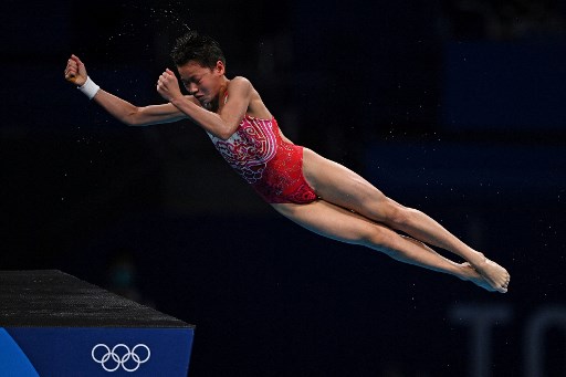 SALTOS ORNAMENTAIS - A performance de Quan Hongchan, de 14 anos, na final feminina da plataforma de 10m fez história nos saltos ornamentais dos Jogos Olímpicos de Tóquio. A chinesa não só conquistou o ouro, como também recebeu notas 10 de todos os juízes em dois saltos. Ela não deu chance para a colega de delegação Chen Yuxi, que ficou com a prata e nem para Melisa Wu da Austrália, que recebeu o bronze.