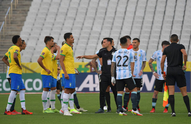 A bola rolou por apenas cinco minutos na Neo Química Arena, até o momento que agentes da Anvisa (Agência Nacional de Vigilância Sanitária) entraram no gramado e paralisaram o confronto, alegando que Cristian Romero e Lo Celso, do Tottenham, e Emiliano Martínez e Buendía, do Aston Villa e convocados pela seleção argentina, descumpriram o protocolo de quarentena antes de entrarem no Brasil. A partida ainda não foi remarcada.