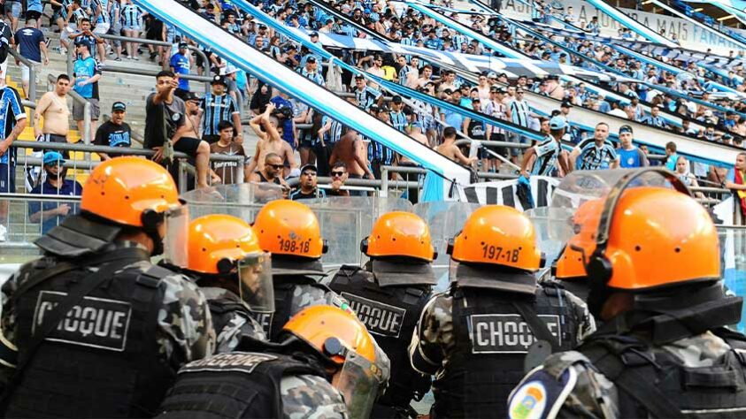 A derrota do Grêmio para o Palmeiras por 3 a 1, em seu estádio, no último domingo (1), afundou o clube gaúcho na zona do rebaixamento e mesmo que o Imortal vença seus dois jogos atrasados, não atingirá a pontuação necessária para sair do Z4. Ao final da partida, torcedores vândalos invadiram o gramado e causaram uma confusão generalizada. Com isso, o LANCE! listou alguns casos de torcidas que invadiram o campo e geraram punições para os clubes: relembre!