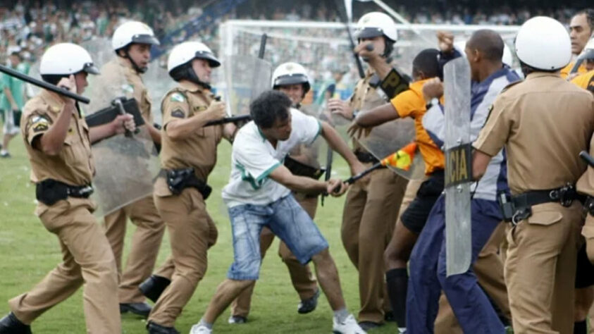 CORITIBA 1 x 1 FLUMINENSE (2009): Na última rodada do Brasileirão de 2009, o Coritiba e o Fluminense empataram e o clube carioca se livrou do rebaixamento. Já o Coxa, acabou caindo para a Série B. Ao final da partida, torcedores do Coritiba invadiram o gramado, foram para cima da arbitragem e dos jogadores do Coxa, além de depredarem o estádio Couto Pereira. Inicialmente, o clube paranaense foi punido pelo Superior Tribunal de Justiça Desportiva (STJD) com a perda de 30 mandos de campo e uma multa de  R$ 610 mil. Depois, a pena foi derrubada para dez jogos e R$ 100 mil.