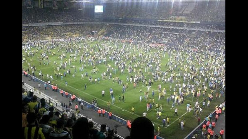 FENERBAHÇE X SHAKHTAR DONETSK (2011): O amistoso entre as equipes turca e ucraniana foi paralisado aos 18 minutos do primeiro tempo devido à invasão da torcida do Fener. Segundo a agência Anatólia, eles protestavam contra a prisão de dirigentes do clube, que estavam envolvidos em casos de manipulação de resultados no país. 