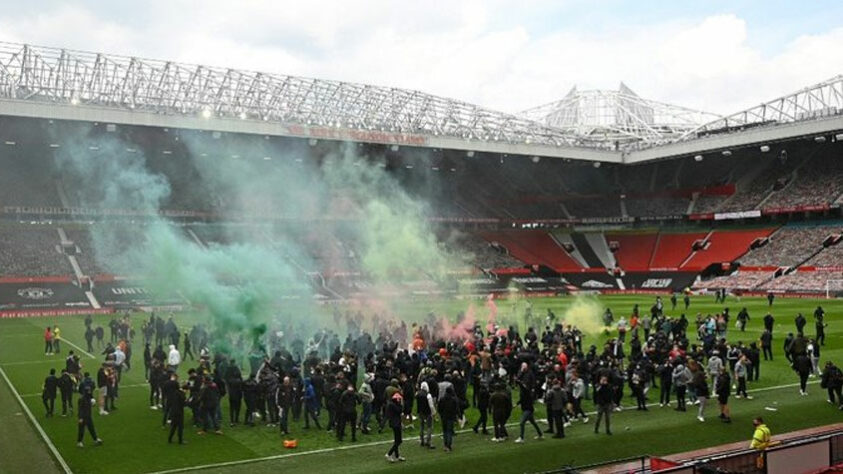 INVASÃO NO OLD TRAFFORD (2021): Torcedores do Manchester United invadiram o estádio do clube antes do clássico contra o Liverpool para protestar contra os dirigentes dos Red Devils e a criação da Superliga. O United acabou não sofrendo punição, mas pelo regulamento da Premier League, o clube poderia ser penalizado com a perda de pontos no campeonato por falhar em garantir a segurança de jogadores e comissões na entrada e saída do jogo.