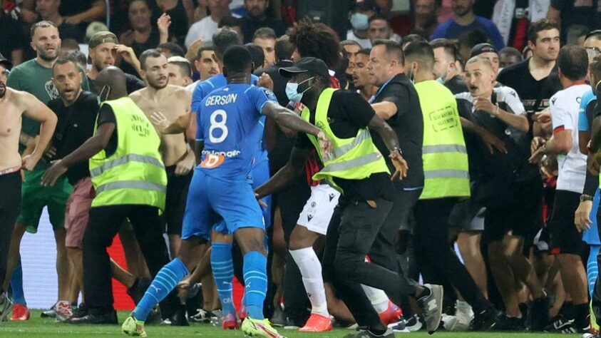 NICE x OLYMPIQUE DE MARSELHA (2021): A partida, disputada no estádio do Nice, foi interrompida ainda no primeiro tempo após torcedores do clube entrarem em campo para agredir os jogadores do Olympique de Marselha. A equipe visitante se recusou a retornar ao gramado e o jogo foi remarcada para um campo neutro e de portões fechados. O Nice foi punido pela Liga Francesa e teve que jogar contra o Bordeaux sem torcida.