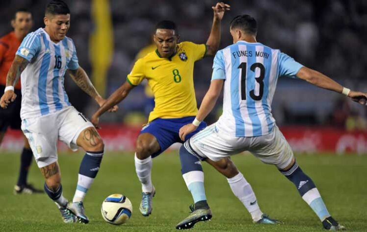 Após um adiantamento de 24 horas por conta da chuva que alagou o gramado do Monumental, a Argentina, que estava sem Messi, viu Di María abrir o placar no primeiro tempo. Mas na etapa final, Lucas Lima aproveitou rebote de chute de Douglas Costa e empatou a partida. Até aquele momento das Eliminatórias, a Argentina ainda não havia vencido, e a pressão aumentava.