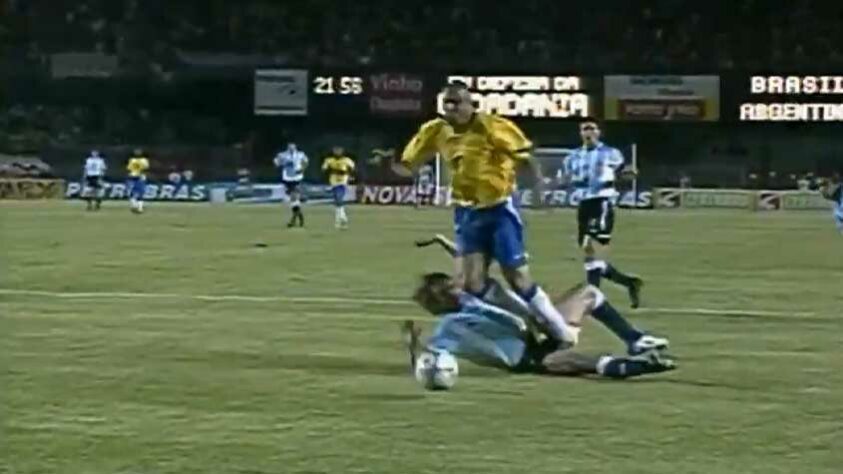 Chamado de "gordo" antes da partida, Ronaldo calou os críticos com uma atuação de gala contra a Argentina, anotando os três gols brasileiros no Mineirão.