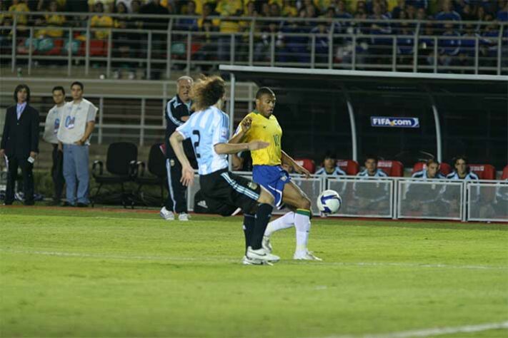 Em jogo marcado por gols perdidos e a torcida brasileira xingando o técnico Dunga no Mineirão, Brasil e Argentina empataram sem gols. Com o empate, o Brasil somou o terceiro jogo seguido sem vitórias naquela etapa das Eliminatórias.