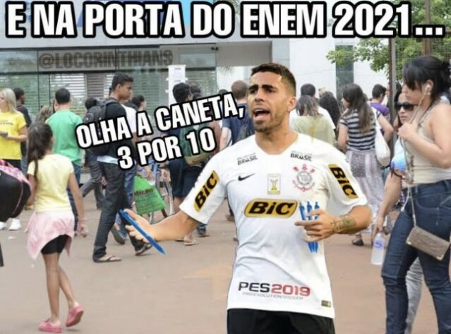 Volante do Corinthians, que já havia levado duas canetas de Zaracho uma semana antes, viu Rodinei jogar a bola entre suas pernas e fazer cruzamento perfeito para Bruno Henrique marcar o gol da vitória do Flamengo.  Nas redes sociais, torcedores não perdoaram o jogador. Confira! (Por Humor Esportivo)