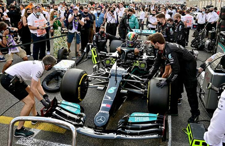 Lewis Hamilton e equipe.