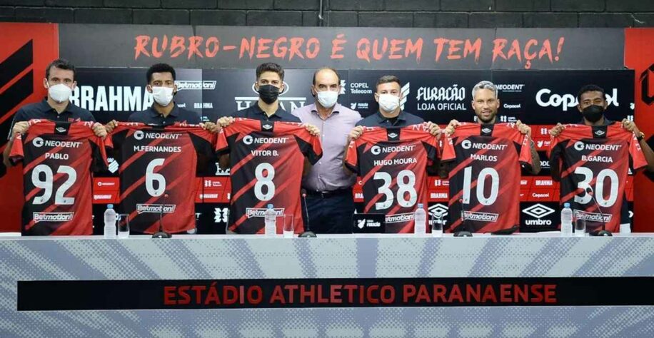 FECHADO! - O Athletico-PR apresentou um pacotão de reforços para a temporada. Seis jogadores posaram com a camisa do Furacão: os volantes Bryan García, Hugo Moura e Matheus Fernandes, o meia Vitor Bueno, o meia-atacante Marlos e o centroavante Pablo.