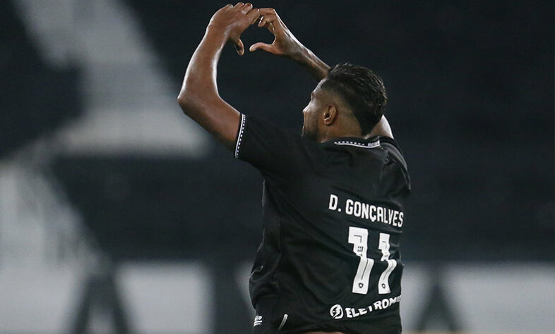 O Botafogo chegou a tomar um susto ao ver Pipico marcando dois gols. Contudo, com gols de Kanu, Diego Gonçalves, Joel Carli e Raí, o Alvinegro garantiu a vitória por 4 a 2 nesta quinta-feira (3), em jogo com fortes emoções no Nilton Santos. A equipe foi a sete pontos em três jogos no Carioca. O LANCE! traz as notas das atuações da partida. Por Vinícius Faustini (faustini@lancenet.com.br)