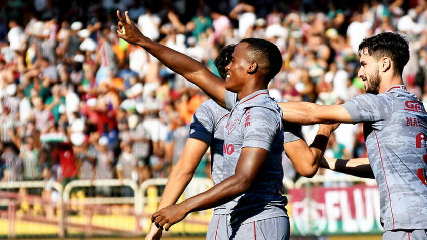 O Fluminense é campeão da Taça Guanabara. O título veio com um show e goleada sobre o Resende, por 4 a 0, neste sábado em Volta Redonda. Confira as atuações do time do Flu (por: Luan Fontes)