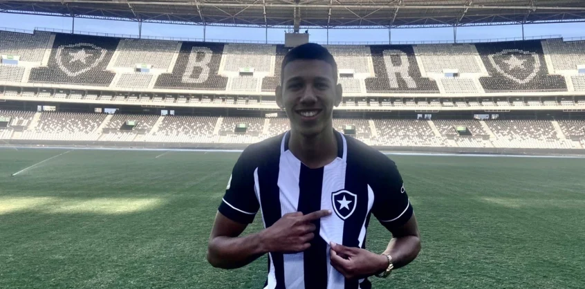 FECHADO - O Botafogo anunciou, na tarde desta quarta-feira, a contratação de Sérgio Mendonça para a equipe sub-20. O atacante de 18 anos estava na equipe principal do Maricá FC e assinou um contrato válido até o fim de 2024.