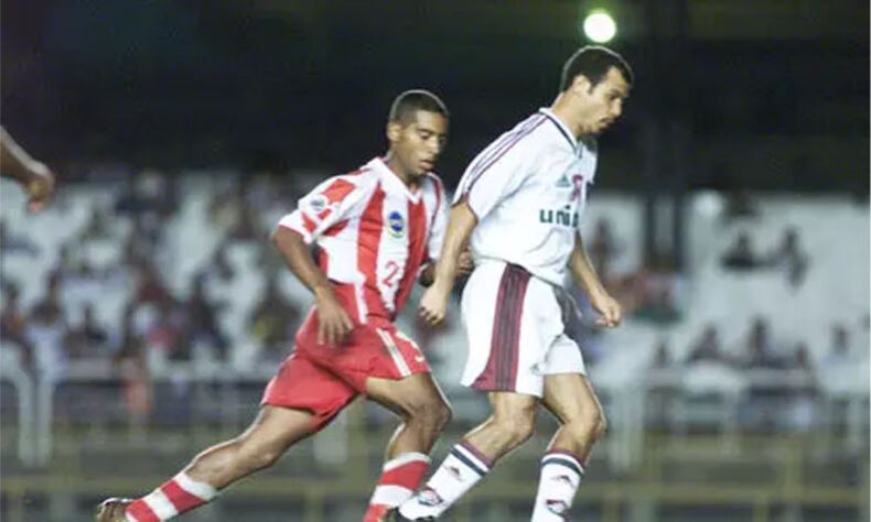 2002 - O Fluminense venceu o Americano e celebrou a vitória na final do Carioca. No entanto, a ratificação do título teve de esperar um pouco. O Bangu havia entrado na Justiça para invalidar o jogo da pela semifinal. O motivo? Um gol mal anulado do goleiro Eduardo nos acréscimos do empate em 0 a 0. 