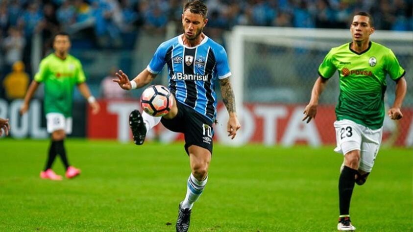 Gastón Fernández teve uma curta experiência no clube e utilizou a numeração por apenas 13 partidas. O atleta saiu do Grêmio e foi para o Estudiantes.