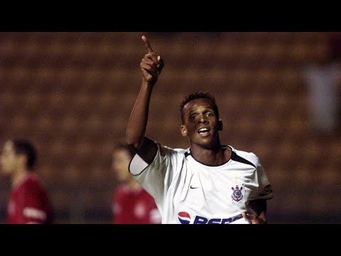 Não demorou muito para que Jô marcasse o seu primeiro gol pelo Corinthians. O feito ocorreu no dia 24 de agosto de 2003, na vitória por 3 a 1 contra o Internacional, no Pacaembu, pelo Brasileirão. Naquela ocasião, o centroavante aproveitou cruzamento do meia Robert para selar a vitória do Timão contra o Colorado.