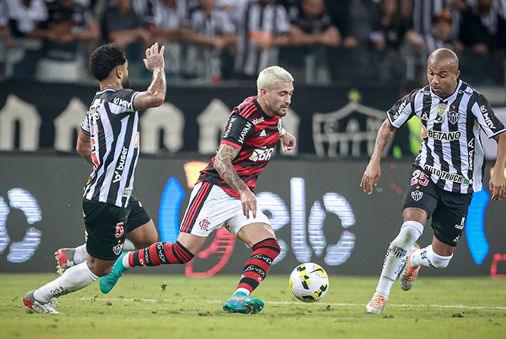 Oitavas de final: Ida - Atlético Mineiro 2x1 Flamengo; Volta - Flamengo 2x0 Atlético Mineiro 