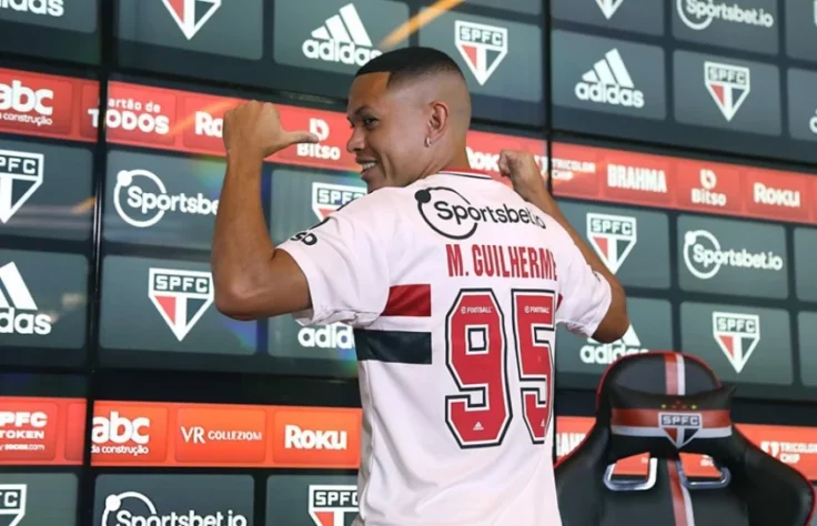 QUEM CHEGOU: Marcos Guilherme. O jogador foi o primeiro nome anunciado pelo São Paulo nesta janela. O camisa 95 já havia tido passagens pela equipe em 2017. Agora, retornou suprindo uma posição que Rogério Ceni procurava: um atacante veloz, capaz de atuar pelos lados. O jogador chegou com um contrato de um ano - válido até dezembro de 2023. Estreou com a camisa do Tricolor contra o Internacional, no Beira Rio.