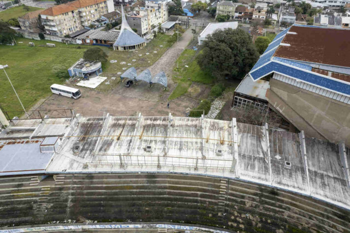 GALERIA: cobertura da arquibancada. É possível ver a área externa do estádio.