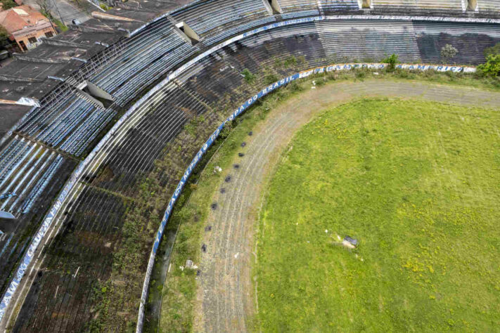 GALERIA: espaço entre o anel inferior da arquibancada e a pista de atletismo está todo tomado pelo mato.