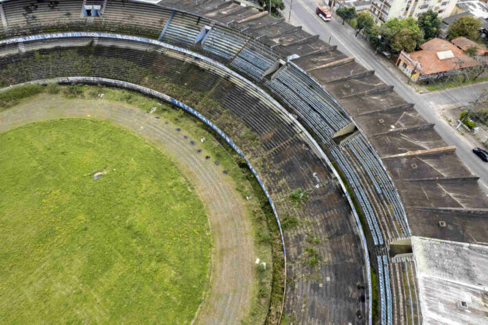 O último jogo no Olímpico aconteceu em 17 de fevereiro de 2013. Para ser dono da Arena do Grêmio, o Imortal cederia o terreno do Olímpico à antiga OAS e sua parceira, a Karagounis, para a construção de prédios. No entanto, o Grêmio até hoje não comprou a Arena, pois ainda faltam algumas obras no entorno da Arena. Recentemente, o clube chegou a propor ficar com o estádio em troca da conclusão das obras, mas a Metha recusou, pois queria como contrapartida parte de receitas extras do clube. Enquanto isso, o Estádio Olímpico (foto) está em processo de degradação.