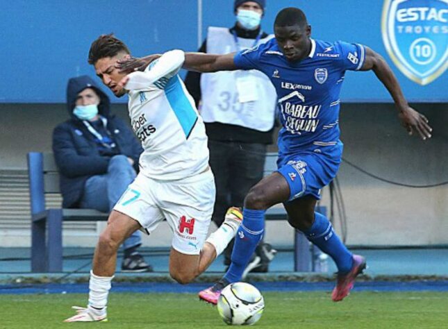 O Troyes é uma equipe de menor expressão da França. Atualmente na zona intermediária da Ligue 1, o clube não possui grandes títulos. Na temporada em que foi adquirido, a equipe conquistou a Ligue 2 (segunda divisão). 