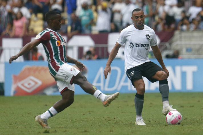 O Fluminense empatou com o Botafogo, em 2 a 2, após estar perdendo de 2 a 0. O melhor do Tricolor saiu do banco de reservas e garantiu ao menos um ponto para o time. Confira as notas. 