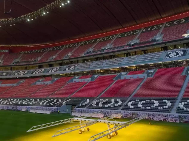 O estádio tem o teto retrátil, portanto, todos os 60.000 lugares da arena são cobertos. Além disso, o espaço interno é climatizado. 