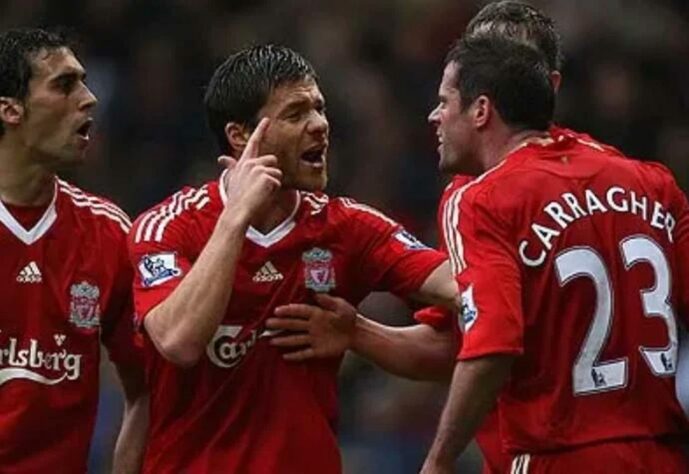 Após se desentender em uma partida, no ano de 2009, Carragher tentou acertar um soco em Arbeloa durante partida contra o West Bromwich.