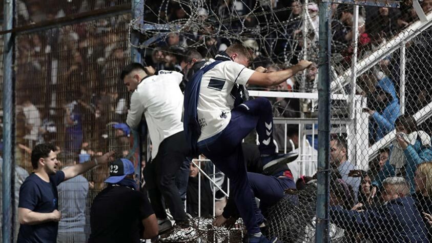 Um cinegrafista do canal TyC Sports foi atingido com três tiros de bala de borracha disparados pela polícia.