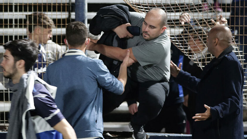 Uma confusão antes da partida entre Gimnasia y Esgrima e Boca Juniors, na última quinta-feira, pelo Campeonato Argentino, acabou com uma pessoa morta. Uma briga fora do Estádio Juan Carmelo Zerillo acabou em conflito entre torcedores e a polícia, com gás lacrimogêneo e tiros.