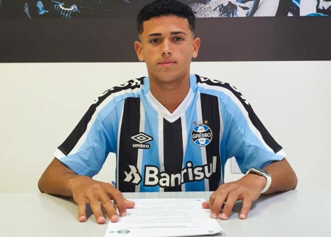 FECHADO - O Grêmio firmou o primeiro contrato profissional com o jovem atacante Guga, de 16 anos. O vínculo é valido até 2025 e prevê uma multa rescisória fixada em 30 milhões de euros (R$ 152 milhões).