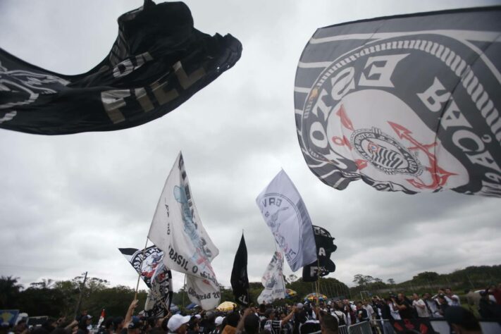 Torcida do Timão no CT Joaquim Grava antes da delegação embarcar para o Rio de Janeiro