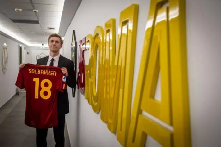 FECHADO - A Roma anunciou, nesta quarta-feira (23) a contratação do atacante norueguês Ola Solbakken, que pertencia ao Bodo/Glimt. O contrato do jogador de 24 anos é valido até junho de 2027.