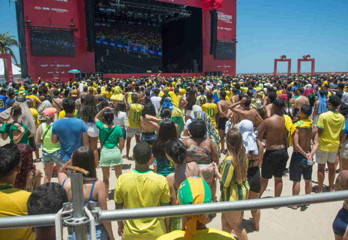 A multidão atenta acompanhava aos primeiros movimentos da partida. 