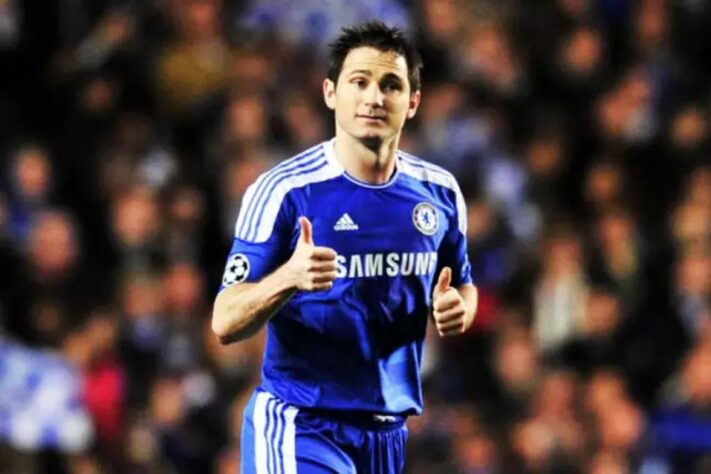 Lampard - O maior ídolo e artilheiro da história do Chelsea sendo um segundo volante. Um verdadeiro craque.