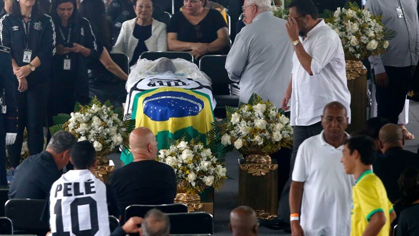 O caixão de Pelé foi coberto por uma bandeira do Santos e uma do Brasil 