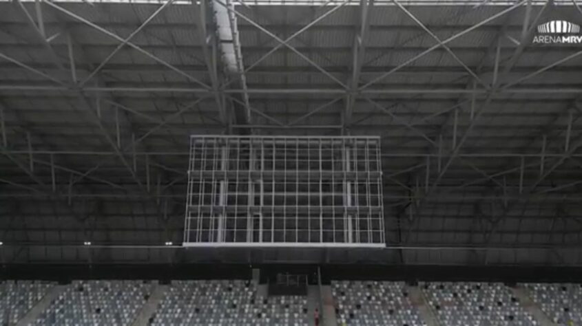 No projeto do estádio, as torcidas organizadas ficaram mais próximas dos assistentes de arbitragem.