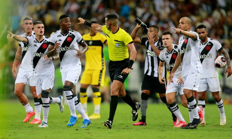 Botafogo e Vasco se enfrentam neste domingo (18), pelo Campeonato Carioca. Confira a escalação ideal entre os dois times, segundo votação da redação do Lance!.