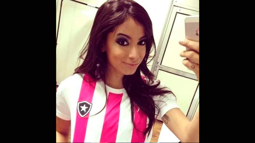 Anitta - torce para o Botafogo 