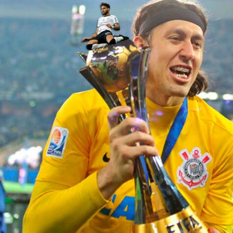 Yuri Alberto deslizando na taça do Mundial de Clubes do Corinthians