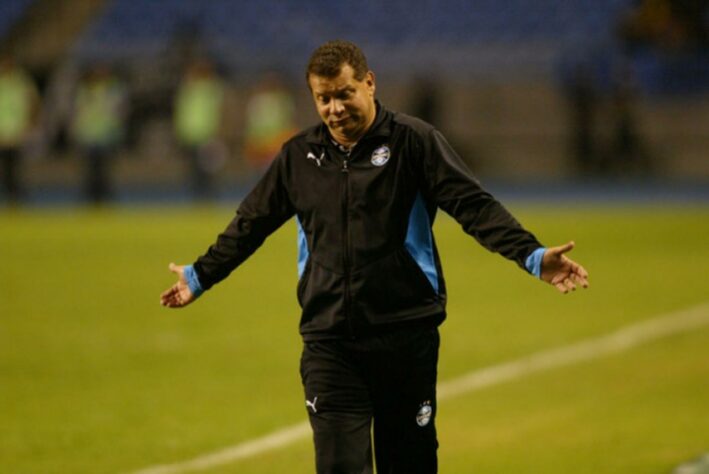 O time de Celso Roth fez um primeiro turno invejável, com 13 vitórias e apenas duas derrotas nos 19 jogos. Na liderança absoluta da competição, o Grêmio chegou a abrir 11 pontos de vantagem para o São Paulo, que terminaria a competição como campeão. Mas uma série de resultados ruins fizeram com que o Imortal perdesse a liderança na tabela depois de 13 rodadas, após goleada sofrida por 4 a 1 para o rival Internacional. No fim do campeonato, o Grêmio acabou ficando com o segundo lugar. 