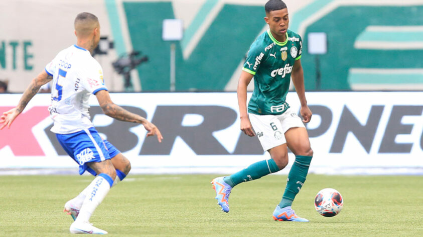 Gabriel Menino, autor de dois gols, deixou o campo para entrada de Jhon Jhon.