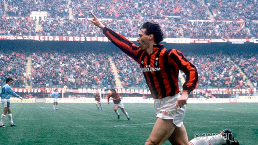 Marco Van Basten - O holandês foram múltiplas lesões durante sua carreia, assim, aos 29 anos pendurou as chuteiras, ao afirmar que as dores eram insuportáveis. Na época, o atacante jogava pelo Milan.