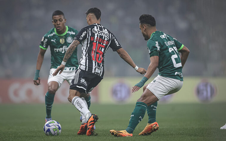 ATLÉTICO-MG: Obviamente o setor ofensivo é o destaque. Muito bem entrosados e articulados, deram uma canseira tremenda nos palmeirenses e forçaram o rival a fechar mais a casinha. SOBE: Pavón. Destaque negativo vai para os laterais, completamente apagados, sem saber se jogavam em cima ou marcavam os laterais alviverdes. DESCE: Rubens