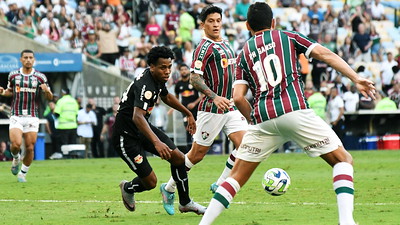 RB BRAGANTINO: SOBE: Ofereceu perigos ao Fluminense no início do primeiro e segundo tempo/ DESCE: Deu espaços para os atacantes tricolores.