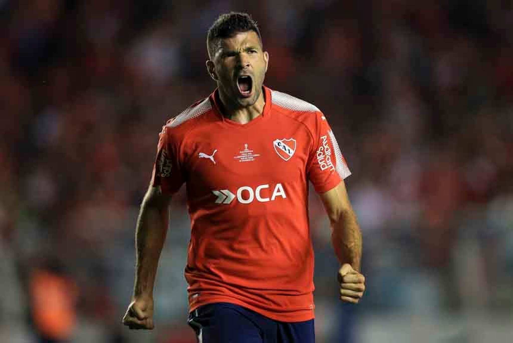 ESQUENTOU - Emmanuel Gigliotti, centroavante do Nacional (Uruguai) está na mira do Independiente (Argentina) para reforçar seu setor ofensivo. O atleta de 36 anos está na reserva do clube uruguaio, o que facilitaria a sua transferência. 