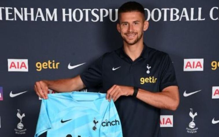 FECHADO - O Tottenham anunciou a contratação do goleiro Guglielmo Vicario pelos próximos cinco anos. O jogador de 26 anos defendia o Empoli na última temporada e sua contratação custou cerca de 19 milhões de euros (R$ 100 milhões na cotação atual) aos cofres do clube inglês. O italiano chega como provável substituto de Hugo Lloris, que tem contrato com o clube de Londres apenas até junho do próximo ano. 