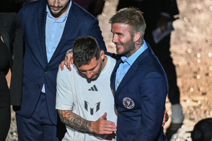 O argentino deu um caloroso abraço em Beckham na chegada. 