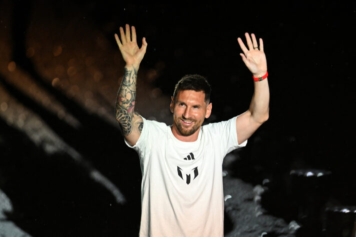 A apresentação de Lionel Messi no Inter Miami, time estadunidense da MLS (Major League Soccer) moveu uma multidão de fãs para o DRV PNK Stadium, casa do time norte-americano, localizado na cidade de Fort Lauderdale. Muitos destes fãs vestiam a camisa alviceleste da seleção argentina, e fizeram uma festa digna das 'hinchadas' sul-americanas. Nesta galeria, veja algumas imagens da apresentação de Lionel Messi no Inter Miami. 